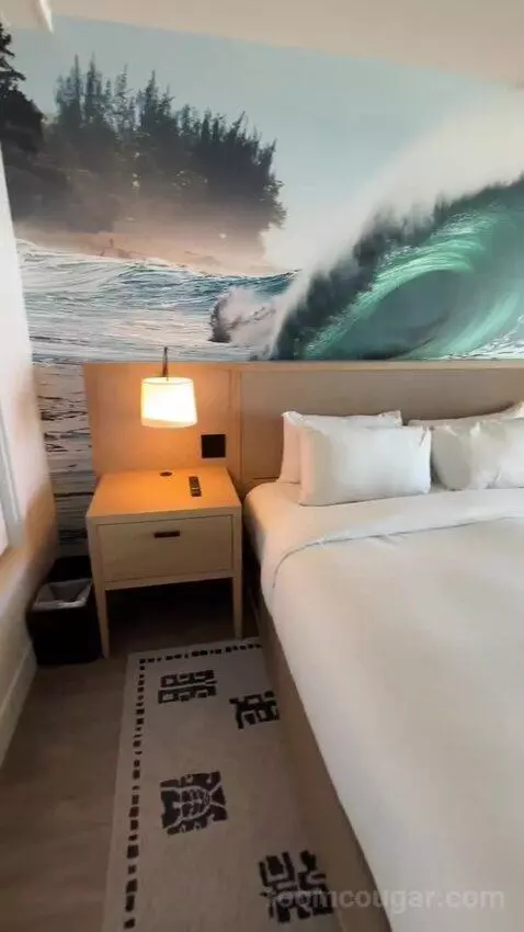 Premium Ocean Front Lanai, Guest Room, 1 King, Ocean Facing View, Top Floor, Lanai (#604) bed picture #5