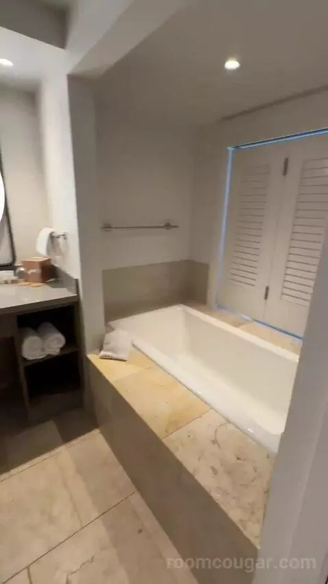 Premium Ocean Front Lanai, Guest Room, 1 King, Ocean Facing View, Top Floor, Lanai (#604) bathroom picture #2