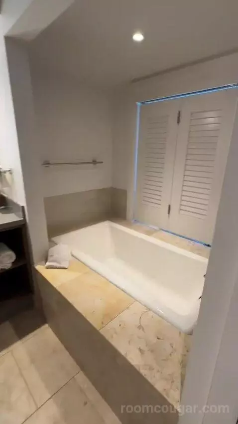 Premium Ocean Front Lanai, Guest Room, 1 King, Ocean Facing View, Top Floor, Lanai (#604) bathroom picture #3
