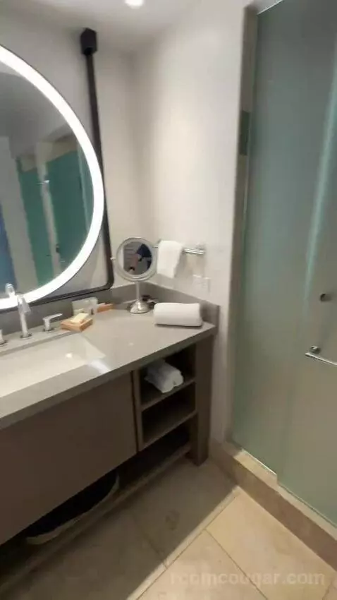 Ocean Front Club, Club Lounge Access, Club Guest Room, 2 Queen, Ocean Facing View, Top Floor (#607) bathroom picture #4