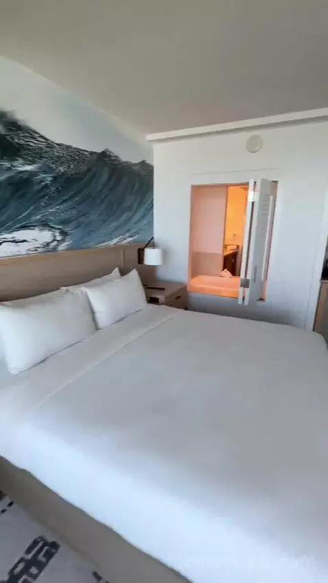 Premium Ocean Front, Guest Room, 1 King, Ocean Facing View, Top Floor, Balcony (#611) bed picture #9