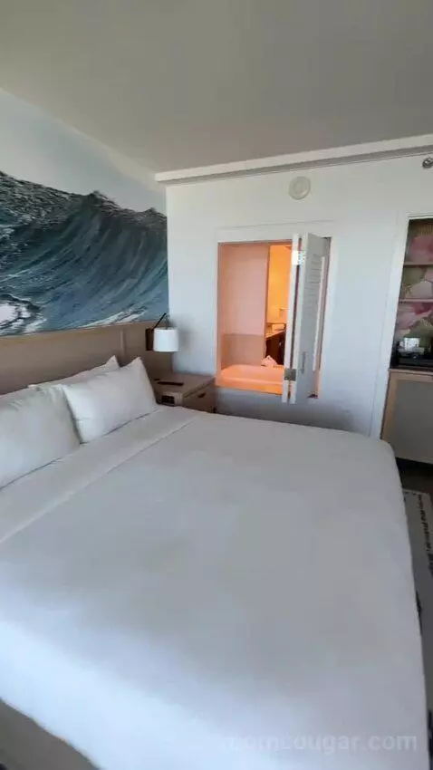 Premium Ocean Front, Guest Room, 1 King, Ocean Facing View, Top Floor, Balcony (#611) bed picture #10
