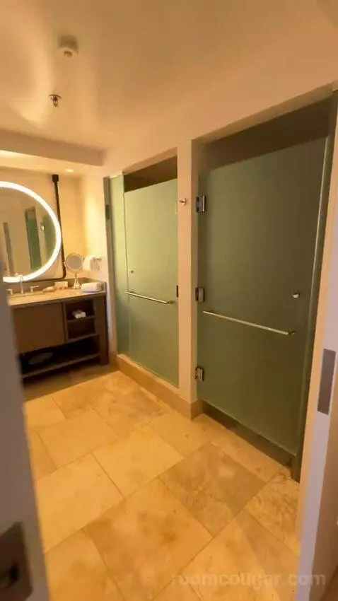 Premium Ocean Front, Guest Room, 1 King, Ocean Facing View, Top Floor, Balcony (#611) bathroom picture #1