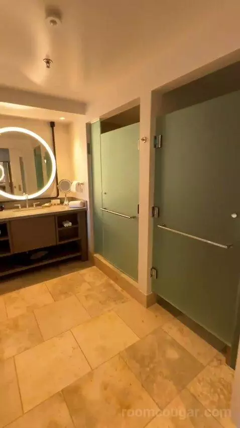 Premium Ocean Front, Guest Room, 1 King, Ocean Facing View, Top Floor, Balcony (#611) bathroom picture #2
