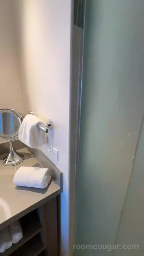 Premium Ocean Front, Guest Room, 1 King, Ocean Facing View, Top Floor, Balcony (#611) bathroom picture #7