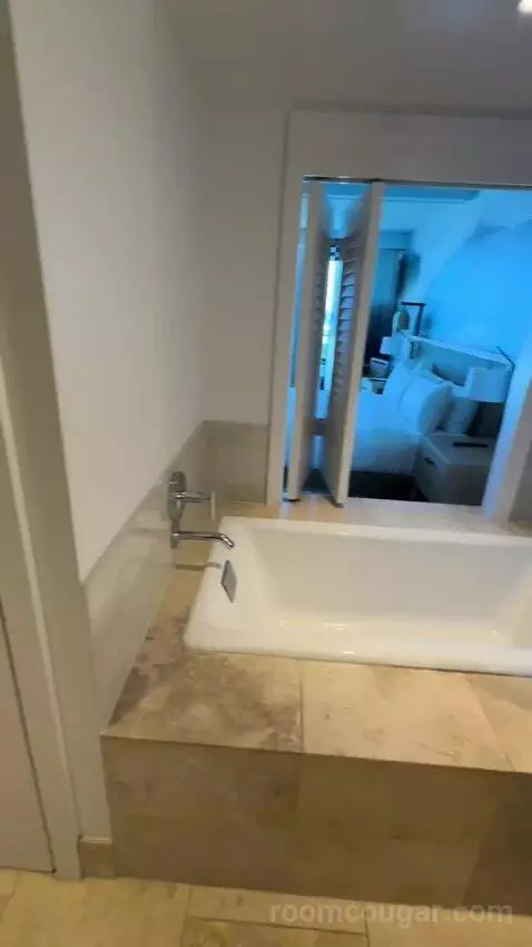 Premium Ocean Front, Guest Room, 1 King, Ocean Facing View, Top Floor, Balcony (#611) bathroom picture #10