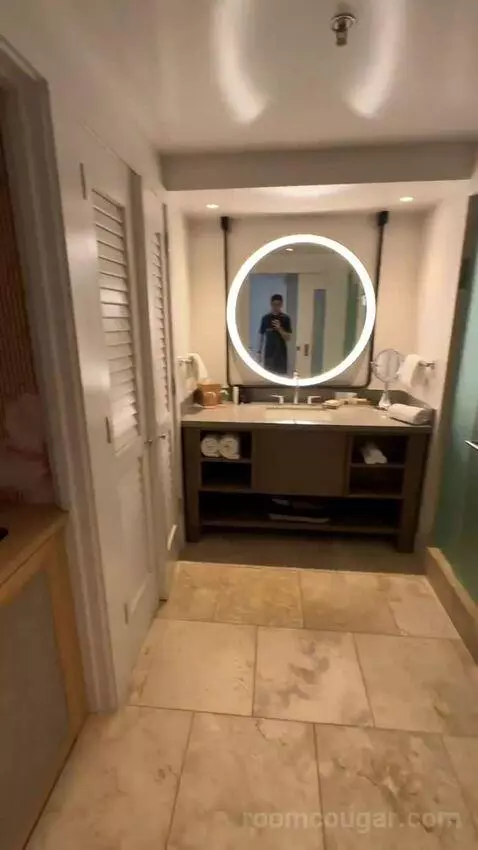 Ocean View Lanai, Guest Room, 2 Queen, Ocean View, Lanai (#618) bathroom picture #2