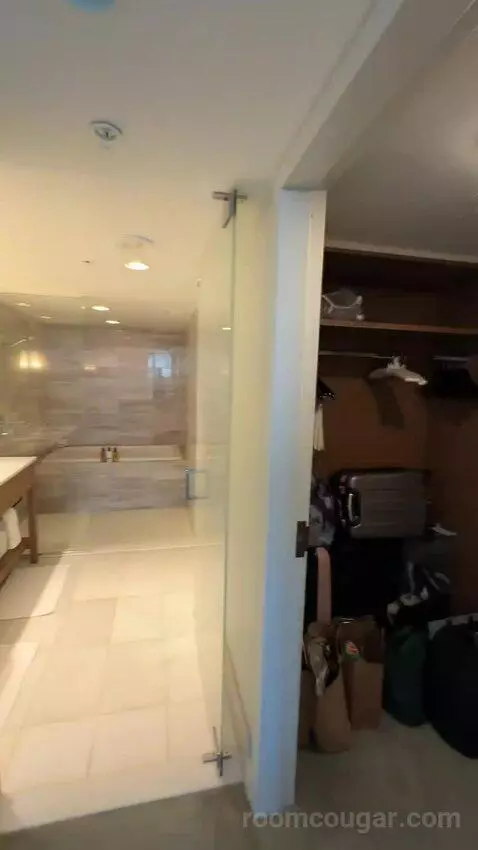 Grand One Bedroom Suite with Ocean View (D2105) bathroom picture #3
