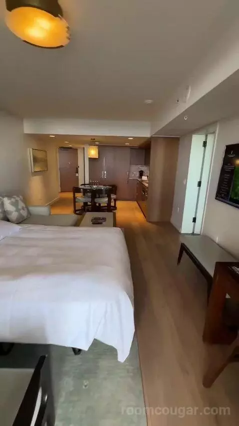 Grand One Bedroom Suite with Ocean View (D2105) bed picture #10