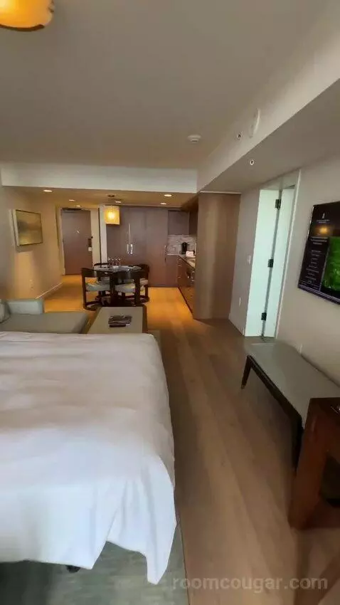 Grand One Bedroom Suite with Ocean View (D2105) bed picture #12