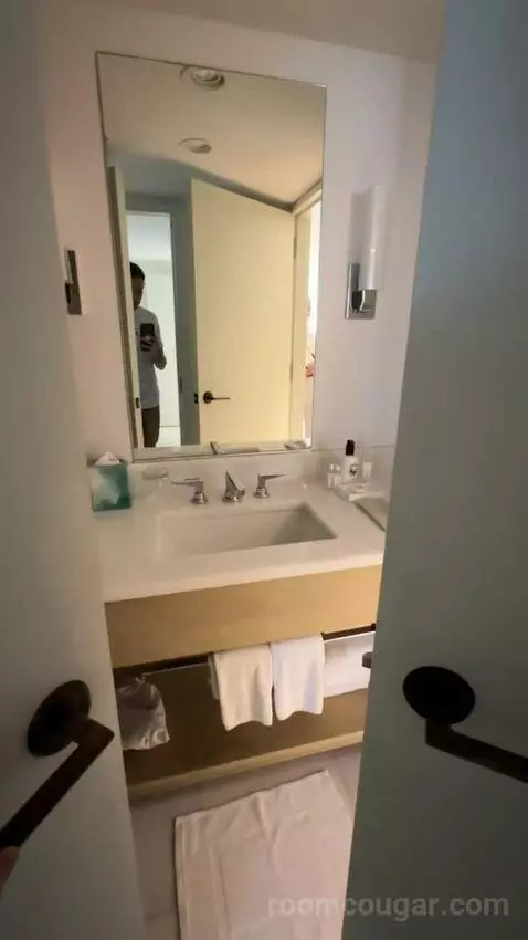 Deluxe Two-Bedroom Suite with Ocean View (E2202) bathroom picture #7