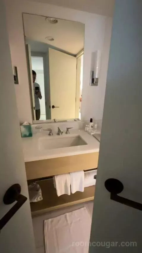 Deluxe Two-Bedroom Suite with Ocean View (E2202) bathroom picture #8