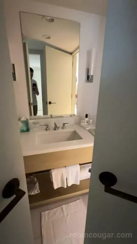 Deluxe Two-Bedroom Suite with Ocean View (E2202) bathroom picture #9
