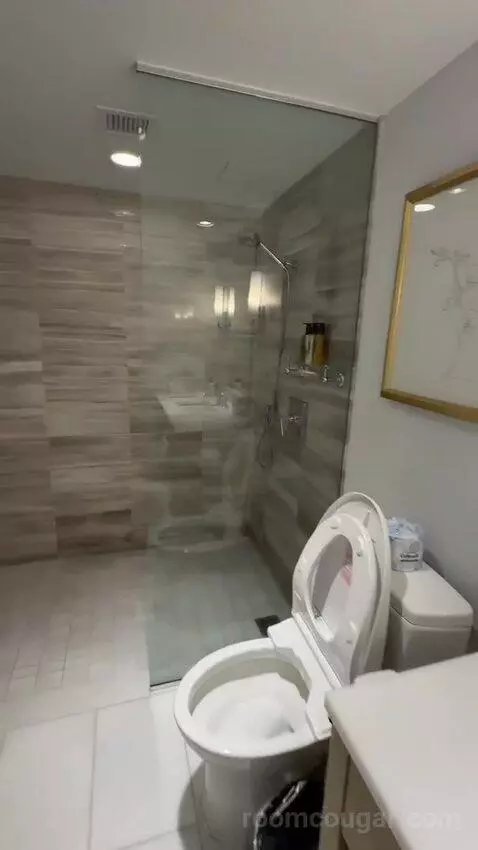 Deluxe Two-Bedroom Suite with Ocean View (E2202) bathroom picture #10