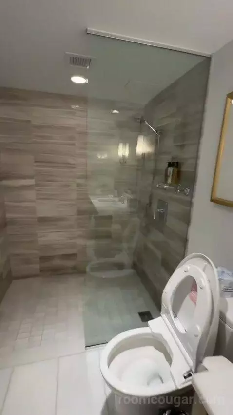 Deluxe Two-Bedroom Suite with Ocean View (E2202) bathroom picture #11
