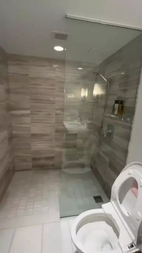 Deluxe Two-Bedroom Suite with Ocean View (E2202) bathroom picture #12