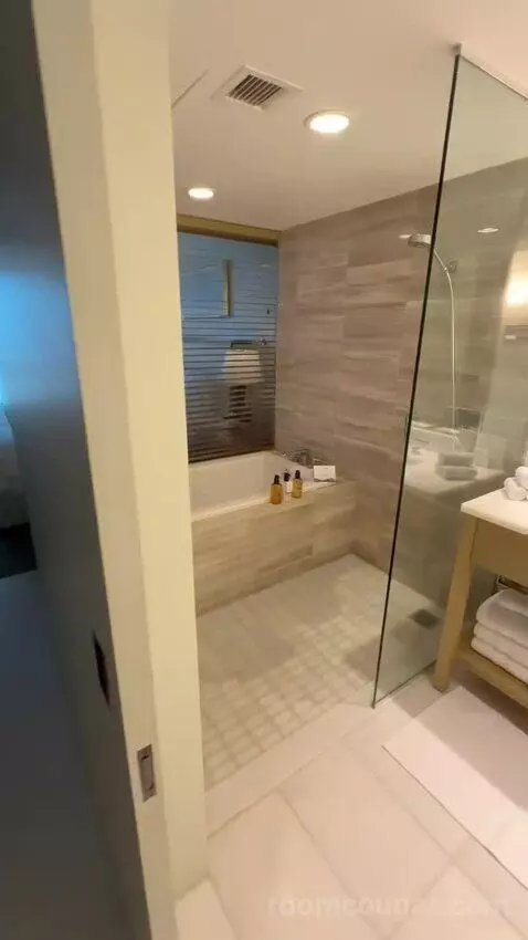 Corner Room with City and Ocean View (E1501) bathroom picture #1