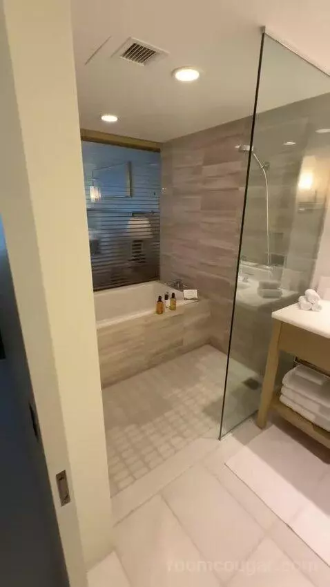 Corner Room with City and Ocean View (E1501) bathroom picture #2
