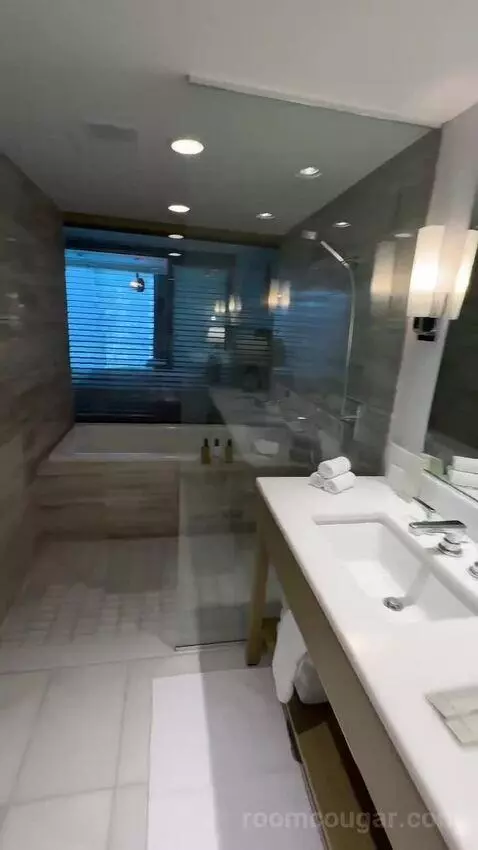 Corner Room with City and Ocean View (E1501) bathroom picture #7