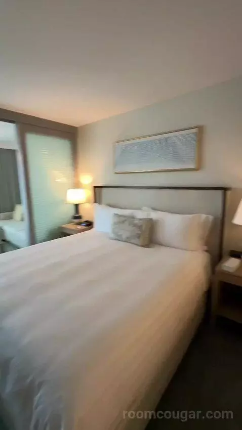 Corner Room with City and Ocean View (E1501) bed picture #4