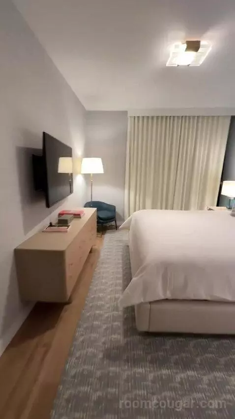 Penthouse (37th Floor) bed picture #1