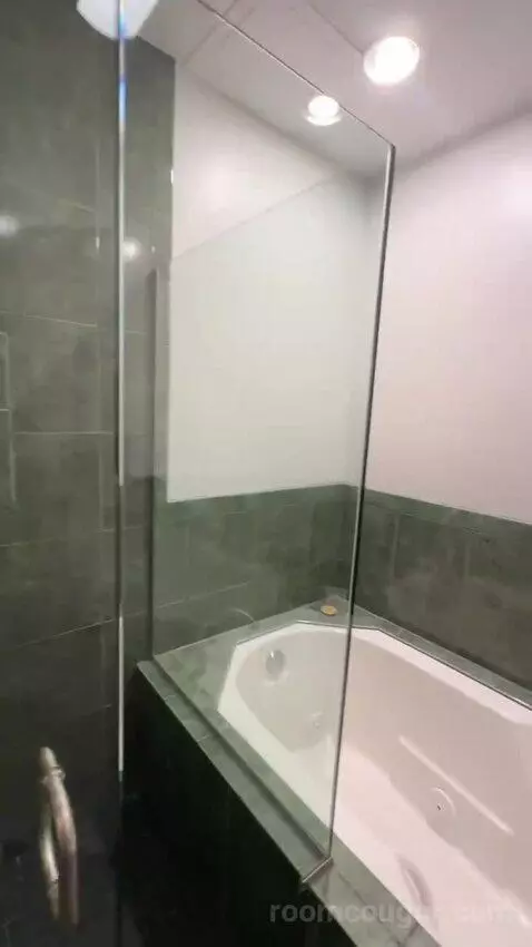 Pacific Edge Deluxe + Patio (#104) bathroom picture #7