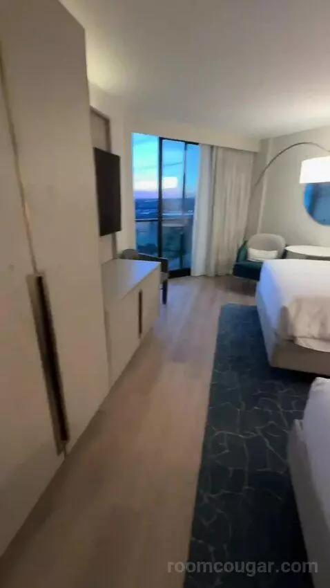 Queen Queen Room with Partial Ocean View (#914) view picture #5