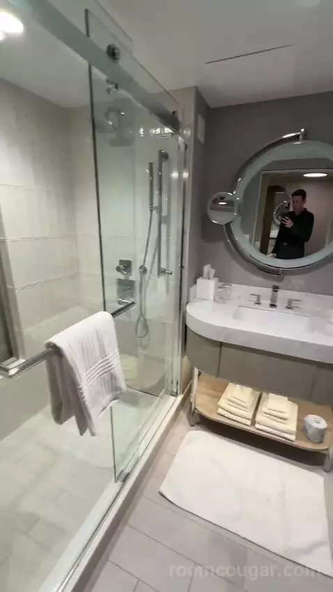 Queen Queen Room with Partial Ocean View (#914) bathroom picture #1