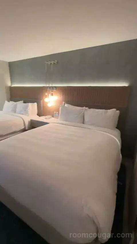 Queen Queen Room with Partial Ocean View (#914) bed picture #3