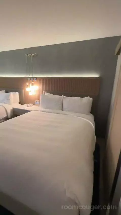 Queen Queen Room with Partial Ocean View (#914) bed picture #4