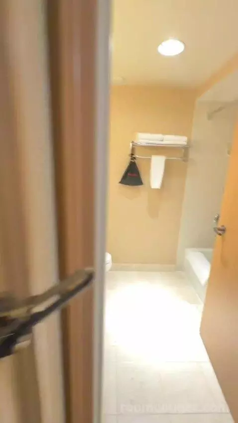 King Room (#668) bathroom picture #2
