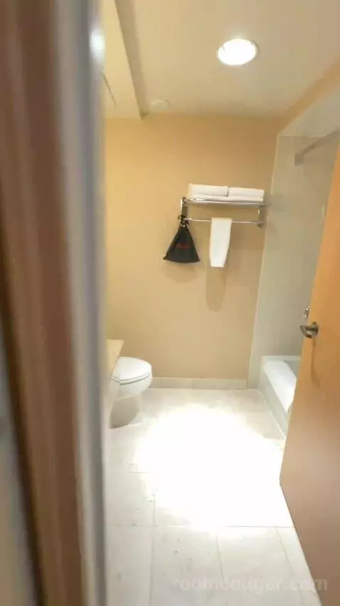 King Room (#668) bathroom picture #3