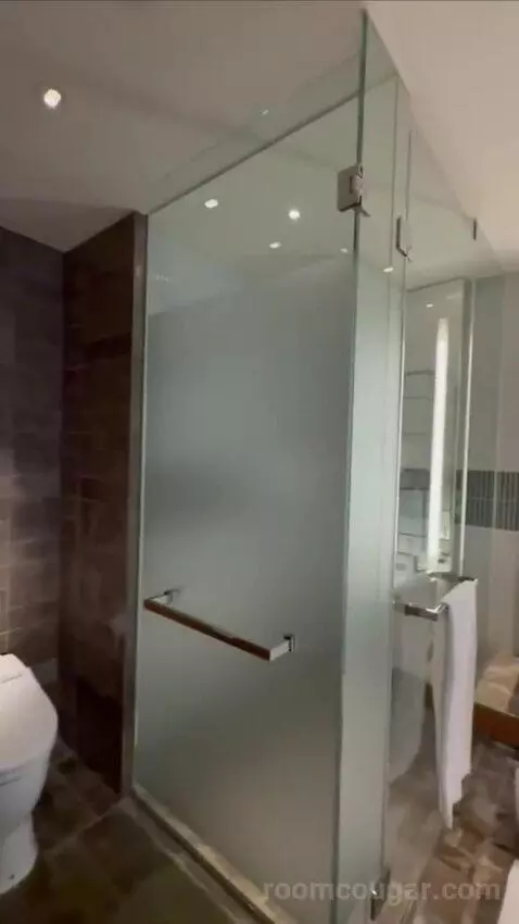 Fabulous Room, Guest Room, 1 King, City View (#1520) bathroom picture #4