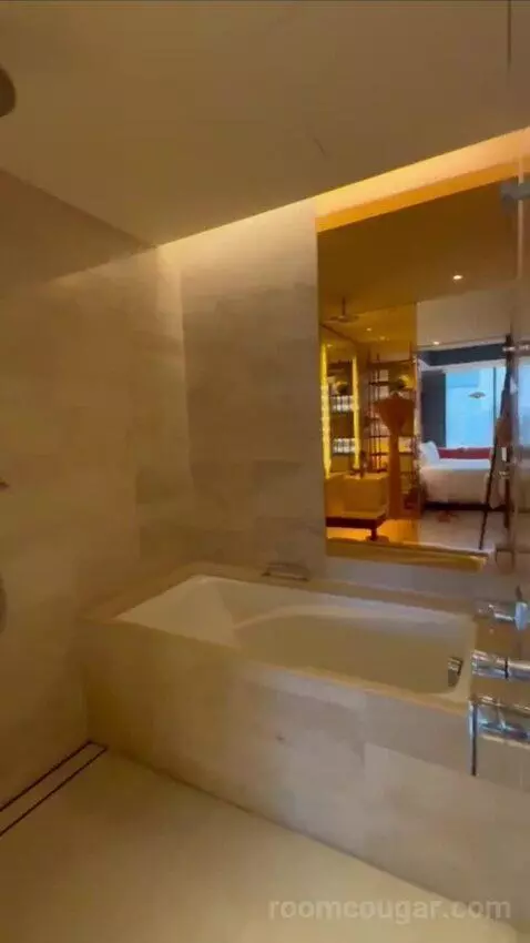 Spectacular Room, Guest Room, 1 King, Taipei 101 View (#1519) bathroom picture #5