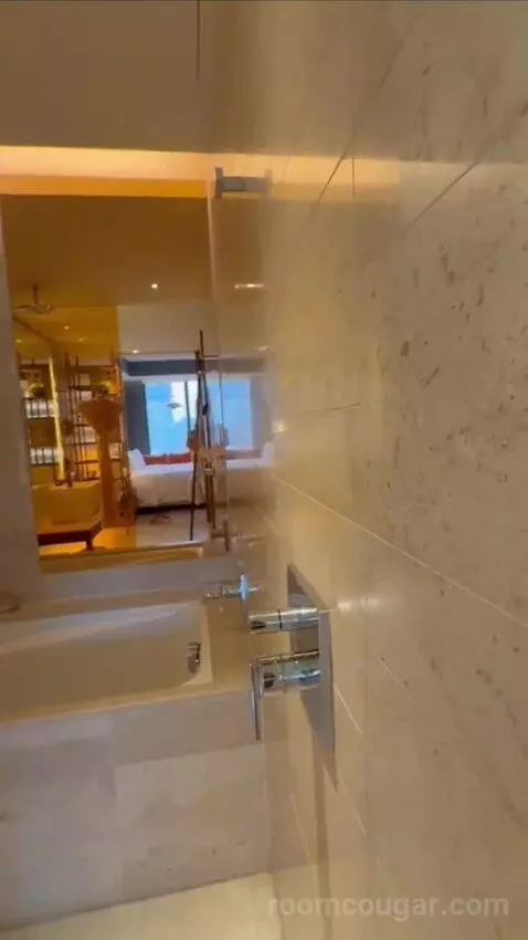 Spectacular Room, Guest Room, 1 King, Taipei 101 View (#1519) bathroom picture #9