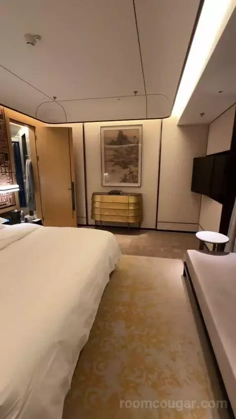 King Premium Bund View Suite (#6003) bed picture #6