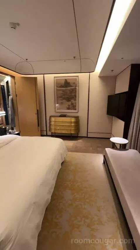 King Premium Bund View Suite (#6003) bed picture #7