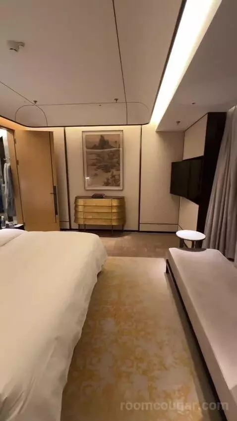 King Premium Bund View Suite (#6003) bed picture #8