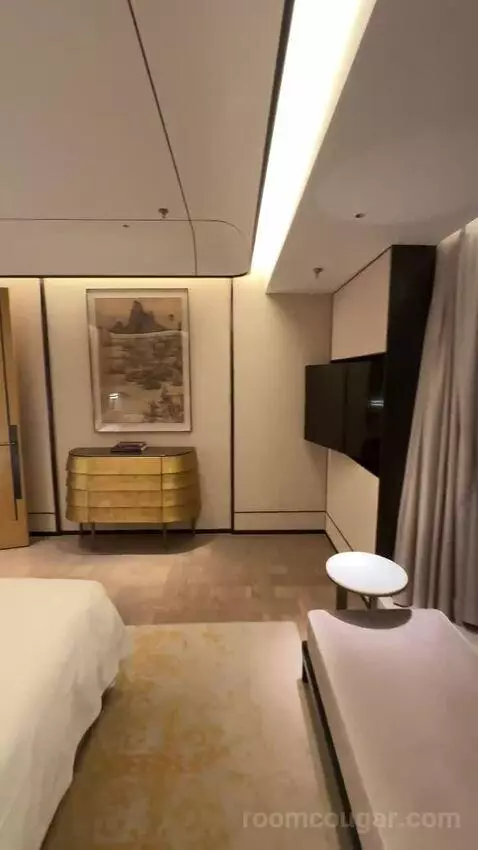 King Premium Bund View Suite (#6003) bed picture #9