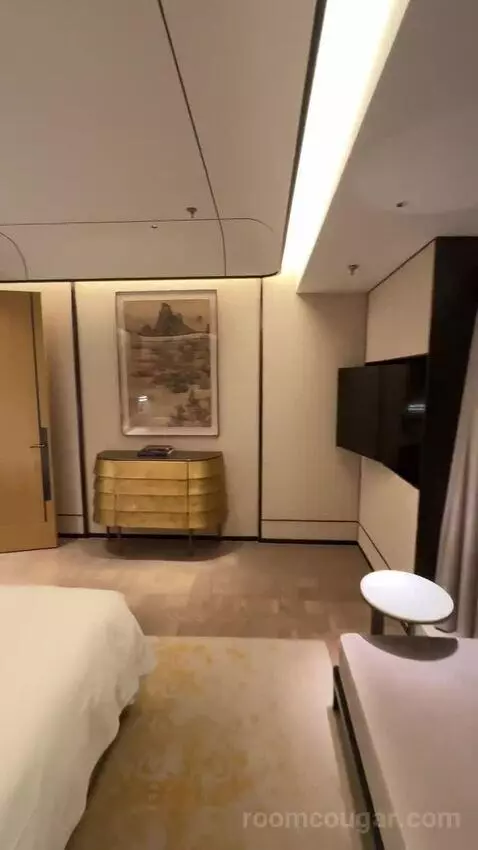 King Premium Bund View Suite (#6003) bed picture #10