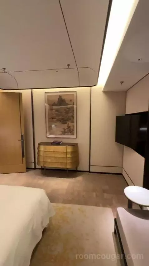 King Premium Bund View Suite (#6003) bed picture #11