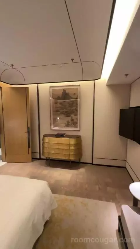 King Premium Bund View Suite (#6003) bed picture #12