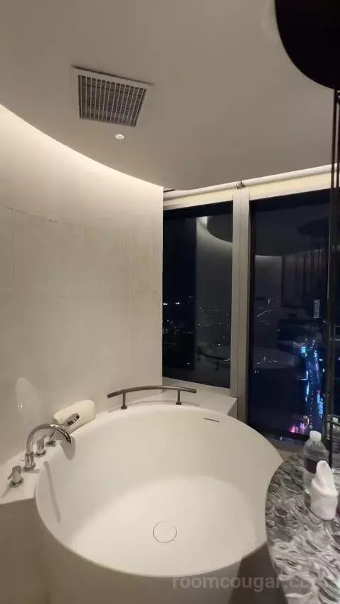 King Premium Bund View Suite (#6003) bathroom picture #7