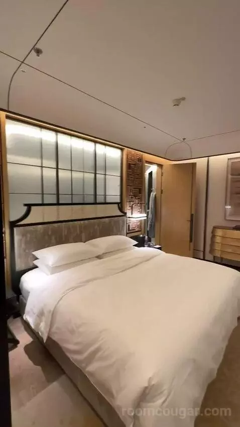 King Premium Bund View Suite (#6003) bed picture #2