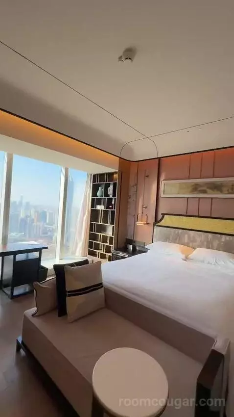 King Executive Room (#4002) bed picture #2
