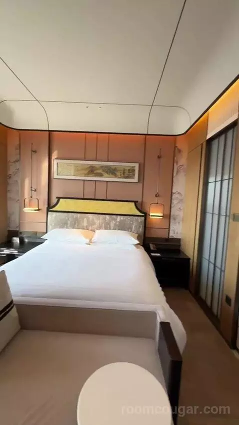 King Executive Room (#4002) bed picture #4