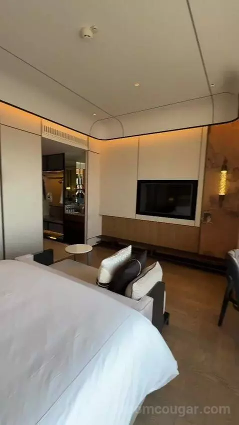 King Executive Room (#4002) bed picture #10