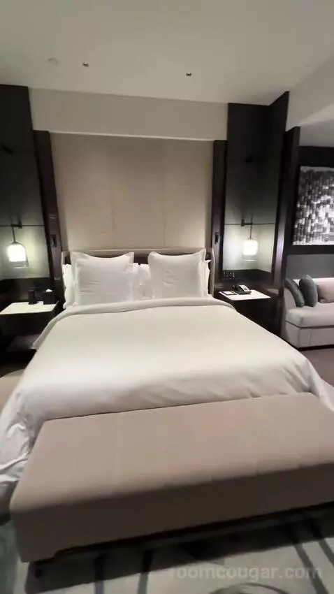 Premier Canal View King (#2220) bed picture #4