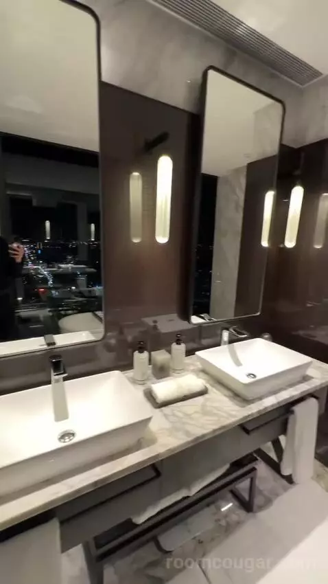 Executive King (#2817) bathroom picture #10