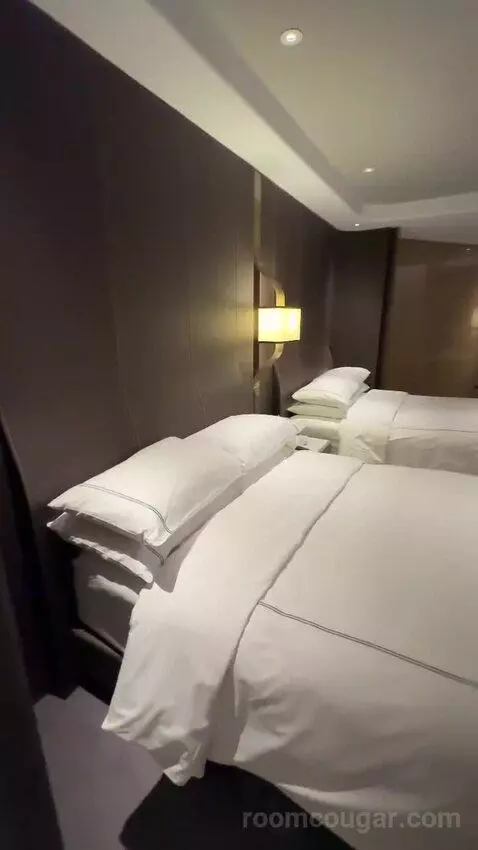 Queen Double Executive River View (#4712) bed picture #6